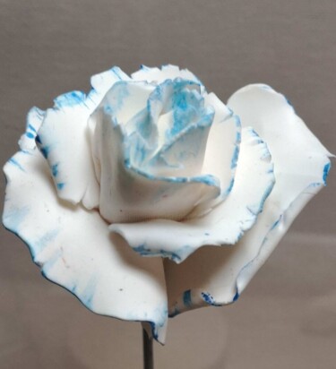 Rose bleue aux pigments d'aquarelle sur socle