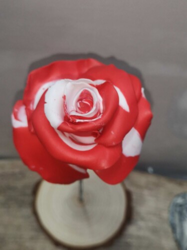 La Rose, version rouge marbré sur son socle